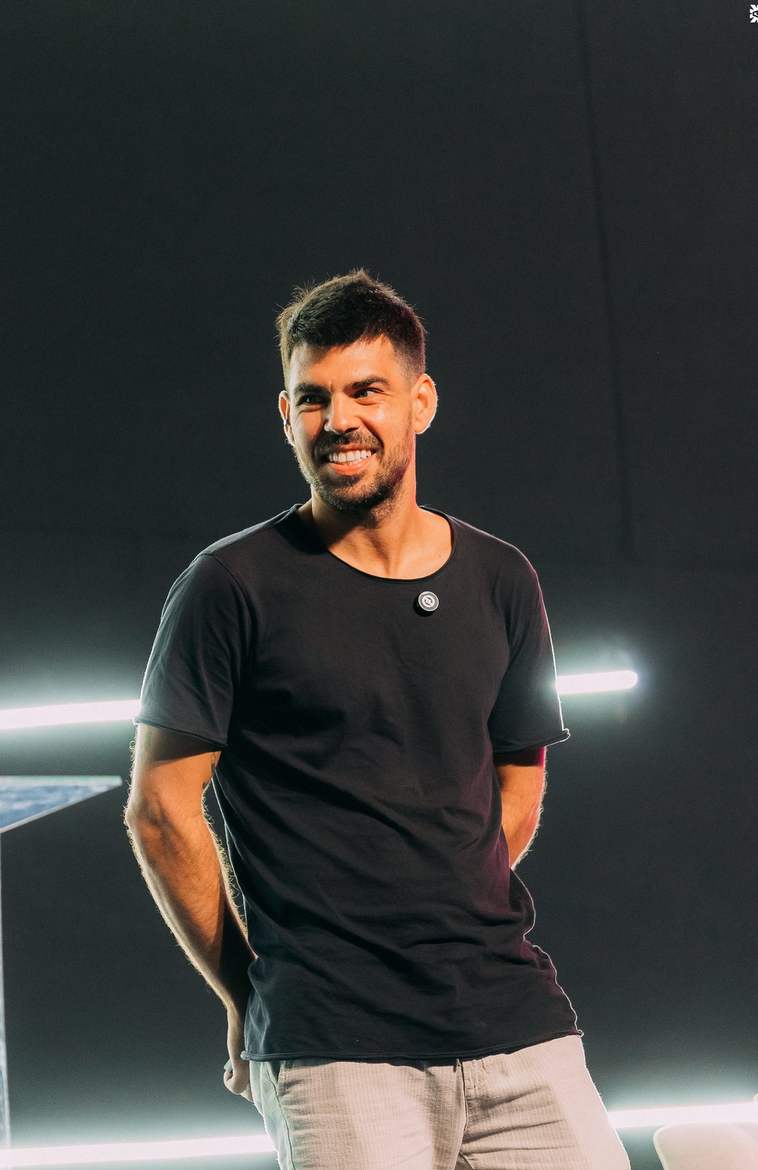 Dudu Obregon no palco, durante um evento